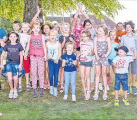 1, 2, 3 − und jetzt alle hüüüüpfen! Die fröhliche Kinderschar erlebte am ersten Unterrichtstag beim Besuch der Kirche Reinach einen sehr fröhlichen Tag. (Bilder: zVg.)