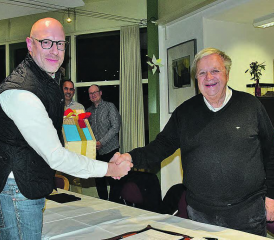 Herzliche Verabschiedung des Pioniers: Raphael Borer (li.) überreicht Hansuli Mathys einen speziellen Tropfen. (Bild: st.)