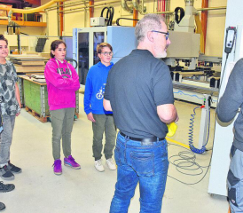 Beeindruckte Schüler am Ausbildungstag: Die CNC-Maschine (Computerized Numerical Control) ist das Herzstück bei Bolliger Ladenbau, Schlossrued.