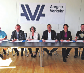 Unterzeichnung des Firmenarbeitsvertrags, (v.l.): Christian Stöckli (Personalvertreter WSB); Dr. Severin Rangosch, CEO Aargau Verkehr; Barbara Spalinger, Vizepräsidentin SEV; Kaspar Hemmeler, Präsident Verwaltungsrat Aargau Verkehr; Catherine Spiegel, Leiter HR Aargau Verkehr; Pascal Eichenberger, SEV-Präsident Sektion BDWM. (Bild: zVg.)