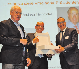 Mit einem essbaren Gruss aus dem Glarnerland: Mathias Grünenfelder (Mitte) dankte «seinen» VR-Präsidenten Andreas Hemmeler (li.) und Kaspar Hemmeler.