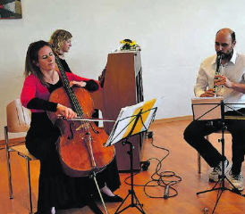 Sie zauberten viele lächelnde Gesichter in den Raum: Das Trio Sorriso mit Daniela Roos, Patricia Ulrich und Lukas Roos. (Bild: st.)