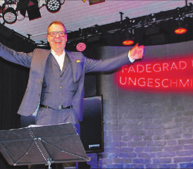 «Fadegrad und ungeschminkt»: Peter Pfändler sorgte mit seinem neuen Bühnenprogramm für viele herzhafte Lacher im Forum Seon. (Bild: hh.)