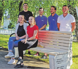 Auf Initiative des Gränichen Gwärbs ist ein Lehrlingskunstwerk entstanden: Stolz präsentieren die Lernenden ihre Sitzbank. (Bild: el.)