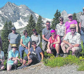 Herrliche Ausblicke genossen: Die gut gelaunten Mitglieder der Theatergruppe Schwarzenbach auf ihrer Wanderung im Glarnerland. (Bild: zVg.)