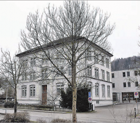 Das Dorfschulhaus Gränichen: Am 3. Mai 1891 eingeweiht, im Laufe der Zeit mehrmals verändert und im Jahr 2019 umfassend saniert. (Bilder: mars.)