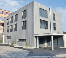 Ambulante Dienstleistungen und stationäre Pflege unter einem Dach: Der Erweiterungsbau am Alterszentrum in Oberkulm umfasst eine neue Küche, Büroräume und den Standort der Spitex Mittleres Wynental. (Bilder: zVg.)