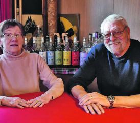 Heidi und Fritz Hermann wirten seit 50 Jahren im Restaurant Frohsinn – besser bekannt als «Huttli» – auf der Burg. (Bild: hg.)