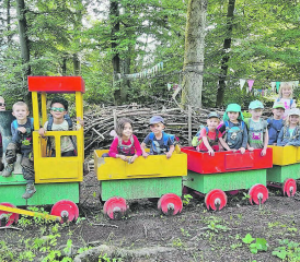 Mit der Rickenbacher Waldspielgruppe «Chäfernäscht»: Volle Fahrt ins Abenteuer. (Bilder: zVg.)