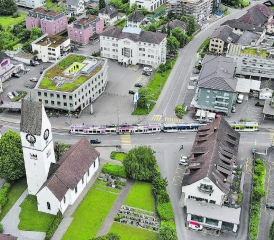 Die Einmündung der Böhlerstrasse (oben rechts) in die Hauptstrasse ist verkehrstechnisch ein neuralgischer Punkt im Wynental. (Bild: Nick Schaffner)