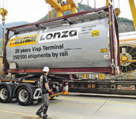Im Bertschi-Terminal Lonza Visp: Der 250’000ste Container wird anlässlich der Feierlichkeiten umgeschlagen. (Bild: zVg.)