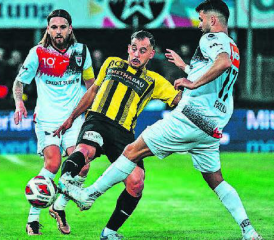 Kein Durchkommen für Schaffhausen: Olivier Jäckle (l.) beobachtet Torschütze Valon Fazlju, wie er seinem Kontrahenten den Ball weg spielt.