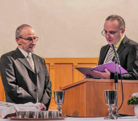 Feierlicher Akt zum Ersten: Die offizielle Amtseinsetzung von Pfarrer Andreas Schindler (l.) durch Dekan Heinz Brauchart. (Bilder: dr.)