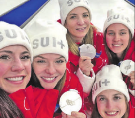 Präsentieren mit Freude und Stolz ihre Olympia-Silbermedaille (von links): Ersatzspielerin Stefanie Berset, Selina Witschonke, Carole Howald, Alina Paetz und Skip Silvana Tirinzoni. (Bild: Swiss Curling)