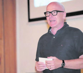 Markus Kirchhofer las aus seinem Buch «Der Stachel – kleine Novellen» und führte galant durch den Abend. (Bild: zVg.)