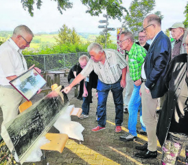 Die Historische Vereinigung Wynental schenkt der fusionierten Gemeinde Menziken eine 150-jährige Panorama-Fotografie und eine aktuelle Ansicht von demselben Standort. (Bilder: Ruth Merz)