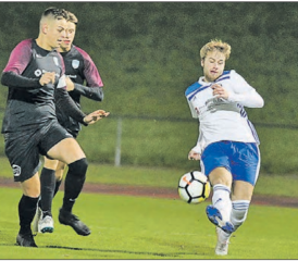 Der Lenzburger Alain Iseli kommt zu spät: Doppeltorschütze Bruno Merz drückt ab und trifft zum 1:0 für den FC Böju. (Bild: Otto Lüscher)