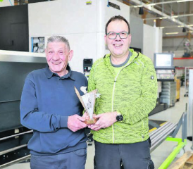 Anlässlich des Neujahrsapéros 2024 bekamen Matthias «Disli» Vogt (l.) und Roland «Pfanni» Pfanner einen Prix Menzo. Am 22. Juni werden das Ereignis und Dislis 70. Geburtstag gebührend gefeiert. (Archivbild: rc.)