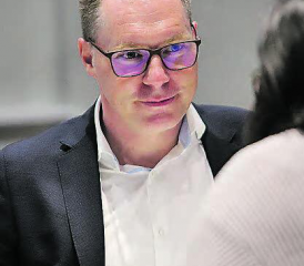 Wyna Garage Inhaber Roger Faes im Gespräch mit einer Besucherin.