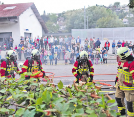 Spektakuläre Bilder anlässlich der Hauptübung: Der Atemschutz bereitet sich für die Rettung vor. (Bilder: zVg.)