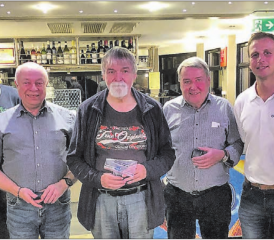 So sehen strahlende Sieger und eingespielte Organisatoren aus: Von links Severin Frei und Martin Sandmeier vom Verein jassevents.ch, Jörg Wähli (2.), Sieger Walter Hachen und Samuel Strahm (3.), flankiert von Marc Fricker, Leiter Geschäftsstelle Hypi Meisterschwanden und Michèle Dössegger. (Bilder: msu.)