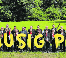 Die Musikgesellschaften Menziken und Reinach nahmen gemeinsam am Musiktag in Oberrüti teil und durften einen Erfolg feiern. Bilder: zVg.)