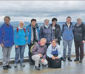 Trotz Wetterkapriolen gut gelaunt in «hohen Lüften»: die Mitglieder der Trachtengruppe Leutwil. (Bild: zVg.)