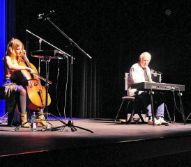 Vater Peter Reber und seine Tochter Nina lieferten im Saalbau facettenreich höchsten Musikgenuss. (Bild: rms)