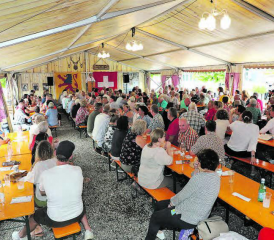 Das Festzelt auf dem Gemeindehausplatz war gut gefüllt. Kulinarisch versorgt wurde man vom BrauGarage-Team und vom SC Reinach.