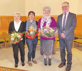 Feierlich in ihr Amt eingesetzt: Die drei neu eingesetzten Kirchenpflegemitglieder Margrit Dubach, Jacqueline Polansky und Ruth Steiner mit Dekan Andreas Pauli (v. l.). (Bild: zVg.)