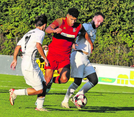 Schöftlands Dean Bregenzer tankt sich gegen zwei Klingnauer durch – insgesamt blieb der SC Schöftland aber ohne Chance. (Bild: Otto Lüscher)