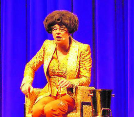 Immer auf Zack: Regula Esposito begeisterte als Helga Schneider das Reinacher Publikum im gut besuchten Saalbau. (Bild: lo.)