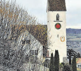 Im Augenblick wegen Revisionsarbeiten stillgestanden: Die Uhr am Birrwiler Kirchturm. (Bild: msu.)