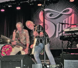 Ein Ventilator auf der Bühne sorgte für noch mehr Energie bei den Musikern. (Bild: hh)