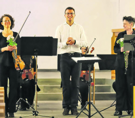 Dirigent Gregor Bugar steckte die Mitglieder des Orchesters mit seiner Freude an der Musik an. Hier mit den beiden Solistinnen Leandra Wolf (links) und Esther Hächler. (Bilder: rc.)