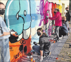 Am «Conaction»-Anlass in Schöftland: Die angehenden Graffitikünstlerinnen machen kurz Pause, nach dem Blick zur Kamera ging es weiter. (Bilder: aw.)