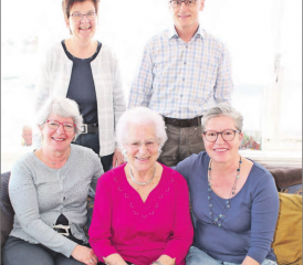 Besuch bei der Jubilarin: Agnes Burkhalter mit ihren Töchtern Sonja Hermann und Priska Häfliger sowie Gemeinderätin Ruth Künzli und Gemeindeschreiber Stefan Huber. (Bild: zVg.)