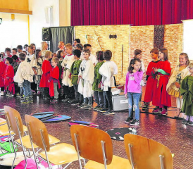 Soooo viele Ritter in Menziken: 50 Kinder nahmen an den «Rittertagen» der reformierten Kirchgemeinde Menziken-Burg teil und lernten die Werte im Leben kennen. (Bilder: zVg.)