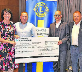 Feierliche Scheckübergabe: Simone Rosenkranz (Suhrental Plus), Alex Häusermann (Mittleres Wynental), Lions-Präsident Christian Keppler und OK-Mitglied Jörg Meier (von links). (Bild: ran.)