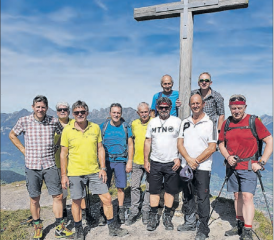 Hoch oben auf dem Pizol: Zehn gut gelaunte Mitglieder der Männerriege Uerkheim während ihrer hochsommerlichen Turnfahrt 2019. (Bild: zVg.)