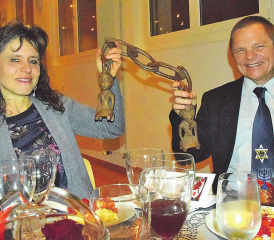 Aus demselben Holz und zusammengekettet: Rahel und Matthias Schüürmann aus Reitnau demonstrieren, wie das geht. (Bilder: st.)