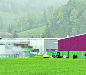 Brand vor der Romay AG: Der Inhalt einer Abfallmulde geriet in Brand. (Bilder: mars.)