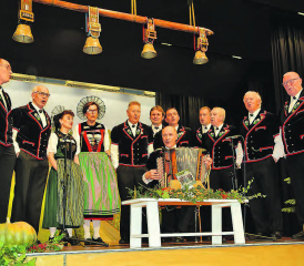 Der Jodlerklub Kölliken im Glück: Anlässlich des Jahreskonzertes in der Mehrzweckhalle Holziken wurde die este CD getauft. (Bilder: st.)