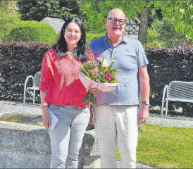 Seit 20 Jahren Organistin: Kirchenpflegepräsident Beat Gautschi würdigte Nicole Mühlethaler. (Bild: zVg.)