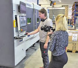 Christian Götti bedient sein neues Arbeitsgerät, während die Kamerafrau der beauftragten Agentur Videoaufnahmen macht.