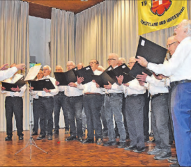 Mit drei Liedern den Chlaushock eingeleitet: Der Seniorenchor unter Leitung von Peter Lüscher singt «Wer recht in Freuden Wandern will».