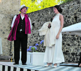 Zwei Paare, wie sie unterschiedlicher kaum sein könnten: Aber ob «Bergführer» oder «Mercedes del Rossa», am Ende finden sich alle Verliebten genau so wie sie sind und geniessen das Leben ohne Klischees. (Bild: grh)