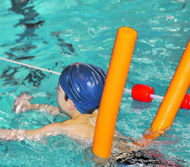 Kam es beim Schwimmunterricht an der Schule Menziken zu Übergriffen der Lehrpersonen? (Bild: pixabay)