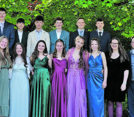 (Bildlegende: Hintere Reihe v. l. n. r.: Noah Scherrer, Severin Schwarz, Laris Roth, Jaron Moser, Jérôme Hess, Dominik Widmer. Vordere Reihe v. l. n. r.: Jugendarbeiterin Angela Muhmenthaler, Ronja Munz, Clara Koller, Jael Kaspar, Angelina Schaffner,Vanessa Widmer, Sozialdiakonin Regula Fässler, Pfr. Michael Freiburghaus) (Bild: zVg.)