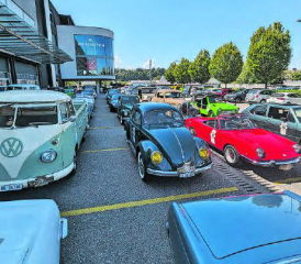 Oldtimer so weit das Auge reicht. Hier beim Meilenstein in Langenthal − danach ging es zum wohlverdienten Apéro.